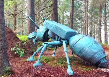 Kunstverk i form av en stor, blå maur plassert i skogen - Klikk for stort bilde
