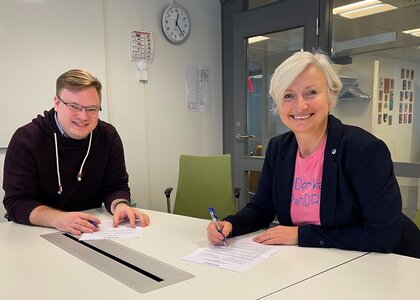 Fylkesordfører Even Aleksander Hagen og  FORUTs generalsekretær, Ida Oleanna Hagen,  signerer sambarbeidsavtalen. - Klikk for stort bilde