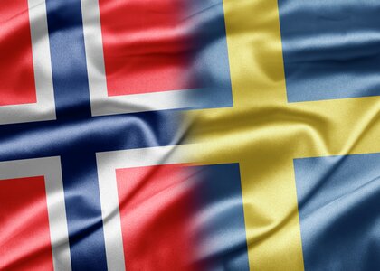 Norsk og svensk flagg som flyter sammen - Klikk for stort bilde
