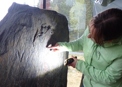 Kristel Zilmer, runolog fra Kulturhistorisk museum i Oslo, fikk mulighet til  å granske runesteinen på nært hold.  - Klikk for stort bilde