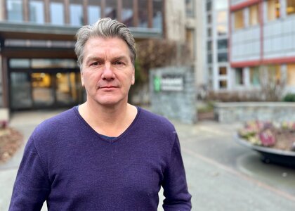 Seksjonssjef Kunst og Kultur, Kurt Ole Linn, står ute foran fylkeshuset  på Lillehammer - Klikk for stort bilde