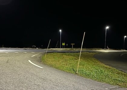 Vi er i gang med å sette opp brøytestikker langs fylkesvegene i Innlandet. Vi oppfordrer trafikantene om å la brøytestikkene få stå i fred. - Klikk for stort bilde