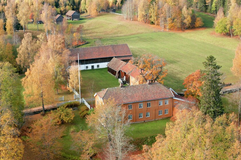 I 1765 startet byggingen av første del av dagens hovedbygning på Stenberg. Den ble bygget som lystgård for familien Sommerfeldt som bodde på gården Sukkestad – en storgård litt lengere ned i bygda. I 1804 ble Stenberg kjøpt av Lauritz Weidemann. - Klikk for stort bilde