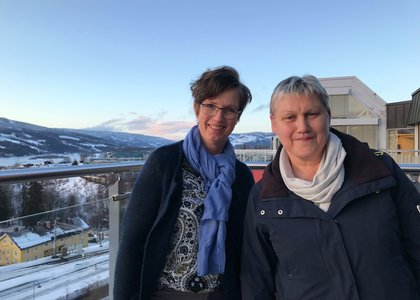 Astrid Simengård (t.v.) i Oppland bondelag og Signe Opsahl, daglig leder i Norsk Landbruksrådgiving er glad for det brede samarbeidet i Innlandet om psykisk helse i landbruket.  - Klikk for stort bilde