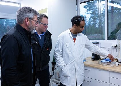 Sverre Bjørnstad, direktør i Innovasjon Norge, Innlandet, Rune Langerud, daglig leder i Norse Biotech og Zekarias Fundusa, forsker i Norse Biotech - Klikk for stort bilde