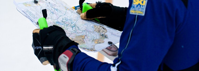 Skiløper bruker kart og kompass - Klikk for stort bilde