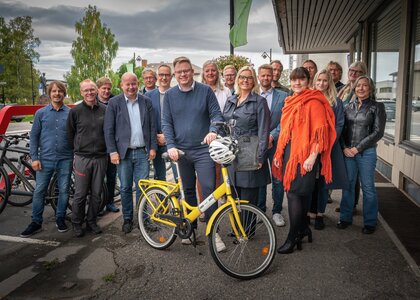 Representanter fra Gjøvik, Lillehammer, Ringsaker, Hamar, Elverum og Kongsvinger samt Statens vegvesen og Innlandet fylkeskommune var torsdag samlet for å undertegne  sykkelbyavtaler for de seks kommunene. - Klikk for stort bilde