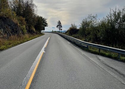Langs fylkesveg 213 mellom Moelv og Lillehammer er det satt opp rekkverk langs en sving for å bedre trafikksikkerheten - Klikk for stort bilde