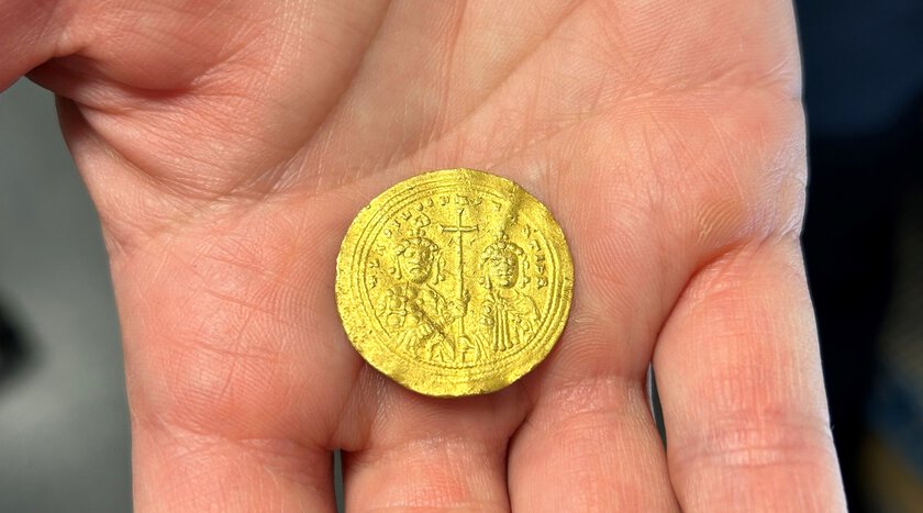 Os imperadores Basílio II e Constantino VIII provavelmente estão representados no outro lado da moeda