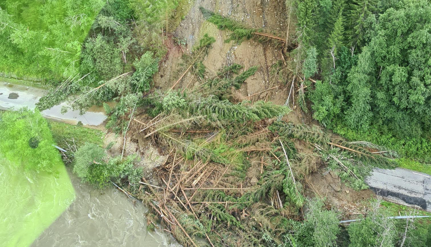 Jordmasser og trær ligger over fylkesveg i Gausdal - Klikk for stort bilde