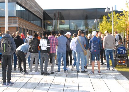 Mange elever som står med ryggen til foran Elverum videregående skole - Klikk for stort bilde