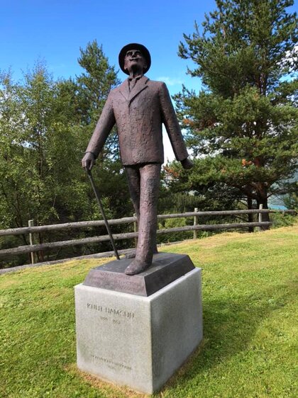 Knut Hamsun statue - Klikk for stort bilde