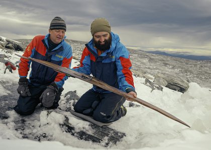Fornøyde arkeologer ser på skia. Fra venstre arkeologene Espen Finstad (Innlandet fylkeskommune) og Julian Post-Melby (Kulturhistorisk museum i Oslo).  - Klikk for stort bilde
