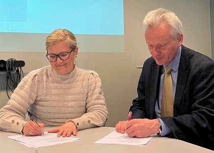 Inger Marit Eira-Åhrén (direktør i Sametinget) og Tron Bamrud (fylkeskommunedirektør) signerer samarbeidsavtalen om samisk kulturminnevern i Innlandet. - Klikk for stort bilde
