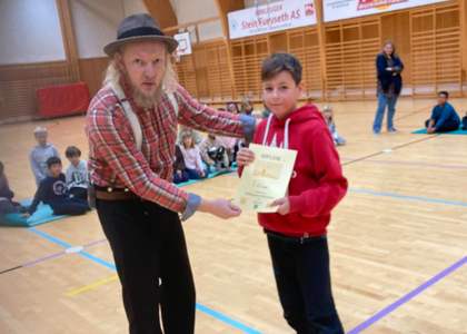 Bilde av Trygve Ramnefjell og elev fra 5. trinn på Skotterud skole - Klikk for stort bilde