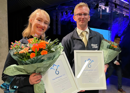 Andrea Lauritzen Indahl og Mathias Westbakken med blomster og diplom - Klikk for stort bilde