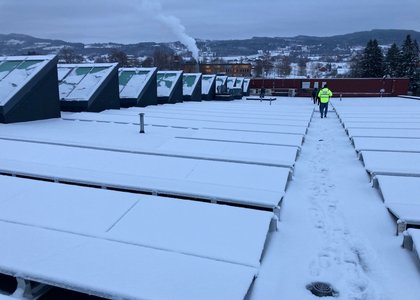 Ferdigbefaring ved solcelleanlegget på taket til Hadeland videregående skole.  - Klikk for stort bilde