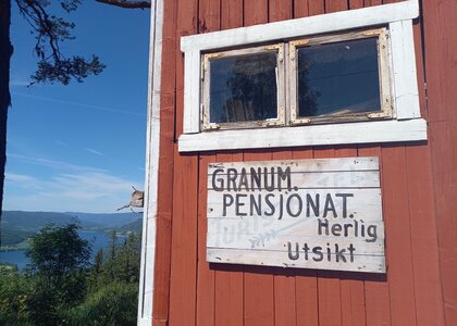 Granum gård, både pensjonat og krigsminne.  - Klikk for stort bilde
