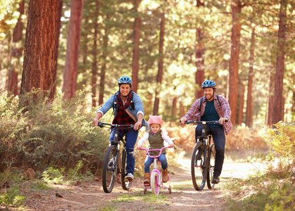 To menn og ei jente på sykkeltur i skogen - Klikk for stort bilde