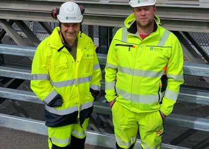 Prosjektleder Rolf Klemetrud og byggeleder Anders Fosse Skjåk regner med at midlertidige brua på Tretten kan åpnes i siste halvdel av juni. - Klikk for stort bilde
