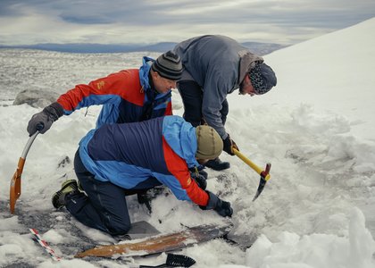 Isen over skia fjernes forsiktig med isøks. - Klikk for stort bilde
