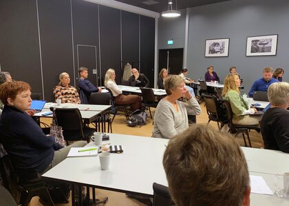40 personer deltok på seminaret. Fylkespolitiker Anne Thoresen er helt til venstre i bildet. - Klikk for stort bilde