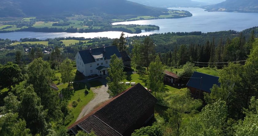Granum gård i Søndre Land har flott utsikt mot Randsfjorden.  - Klikk for stort bilde