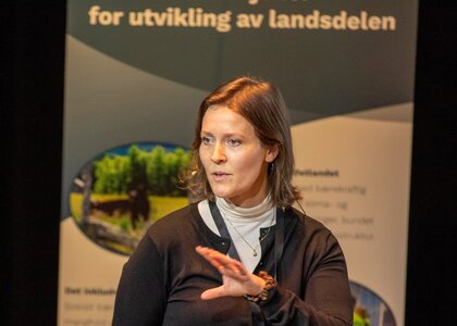 Bildet viser Lotta Möllerfalk som er rådgiver for fornybar energi i Innlandet fylkeskommune og prosjektleder for prosjektet &quot;Energistasjoner for grønnere næringstransport&quot; i Østlandssamarbeidet. - Klikk for stort bilde