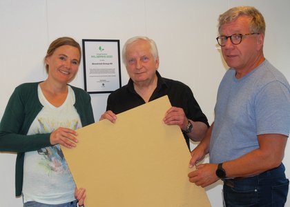 Koordinator for Forregion-ordningen Elin Bjørnstad, daglig leder i Woodrock Group Jan Erik Hager og kompetansemegler Ola Rostad med en prototype av en WPC-plate. Forskning har bidratt til utviklingen av akkurat denne typen plater.