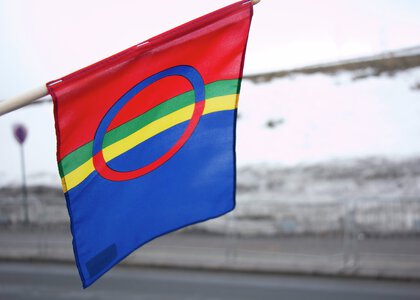 Det samiske flagget i rødt, blått, gult og grønt - Klikk for stort bilde