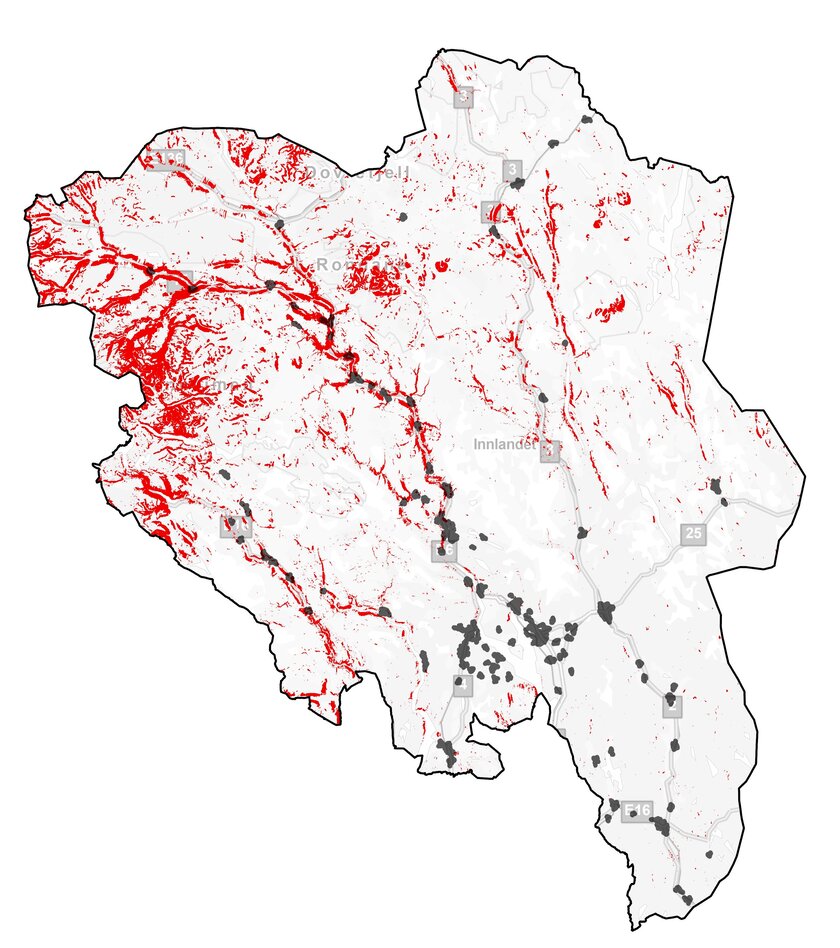 Figur 3.3 syner aktsamheitsområda som er kartlagt for steinsprang, jordskred og flaumskred. Kartet syner Innlandet og at det er flest slike område nord-vest i Innlandet. Tettstadsområde er synleggjort.  - Klikk for stort bilde