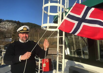 Kaptein Roar Jønnes heiste norsk flagg på den nye Randsfjordferja Elrond, som ble overlevert til fylkeskommunen den 20. januar.