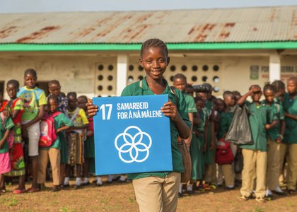 Zainab er en ung jente fra Port Loko i Sierra Leone. Hun bor i en landsby der FORUT driver utviklingssamarbeid og har bygget skole, helsestasjon, barnehage og brønn med rent drikkevann.  - Klikk for stort bilde