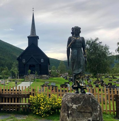 Sigrid Undset statue ved Sel kirke - Klikk for stort bilde