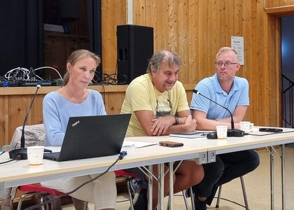 Senioringeniør Janicke Haug, prosjektleder Rolf Klemetrud og enhetsleder Ole Einar Fossen var tre av dem som orienterte om planlegging av midlertidig bru på det åpne møtet på Tretten den 31. august. - Klikk for stort bilde