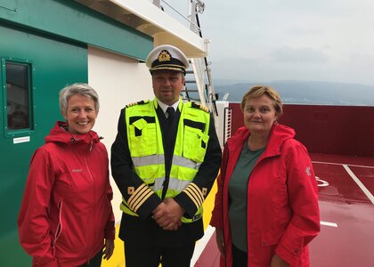 Aud Hove (til v.) og Rigmor Aasrud kunne sammen med kaptein Hans Olav Tokerud glede passasjerene med nyheten om at Randsfjordferja har blitt gratis å reise med.